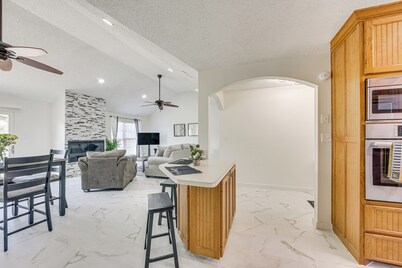 1 Mi to Lake Jacksonville: Pet-friendly Home