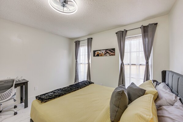 A bedroom with a bed, a desk, and a chair. - 1 Mi to Lake Jacksonville: Pet-friendly Home (Jacksonville)