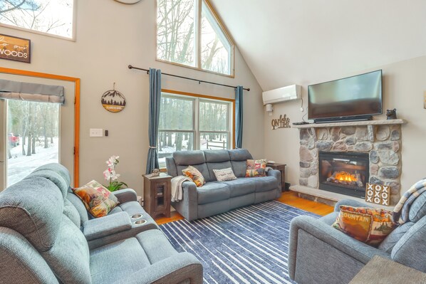 Interior - 7 Mi to Big Boulder Mtn: Poconos Chalet w/ Hot Tub (Albrightsville)