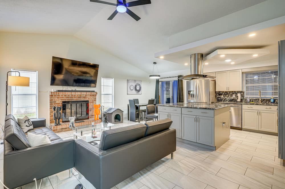 Explore & Relax: Chic & Cozy Retreat in Lakeland!