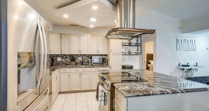 Explore & Relax: Chic & Cozy Retreat in Lakeland!