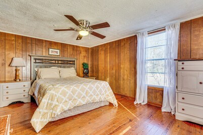 3 Mi to Lake Saracen: Pine Bluff Home w/ Grill!