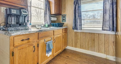 3 Mi to Lake Saracen: Pine Bluff Home w/ Grill!