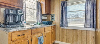 3 Mi to Lake Saracen: Pine Bluff Home w/ Grill!
