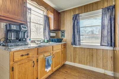 3 Mi to Lake Saracen: Pine Bluff Home w/ Grill!