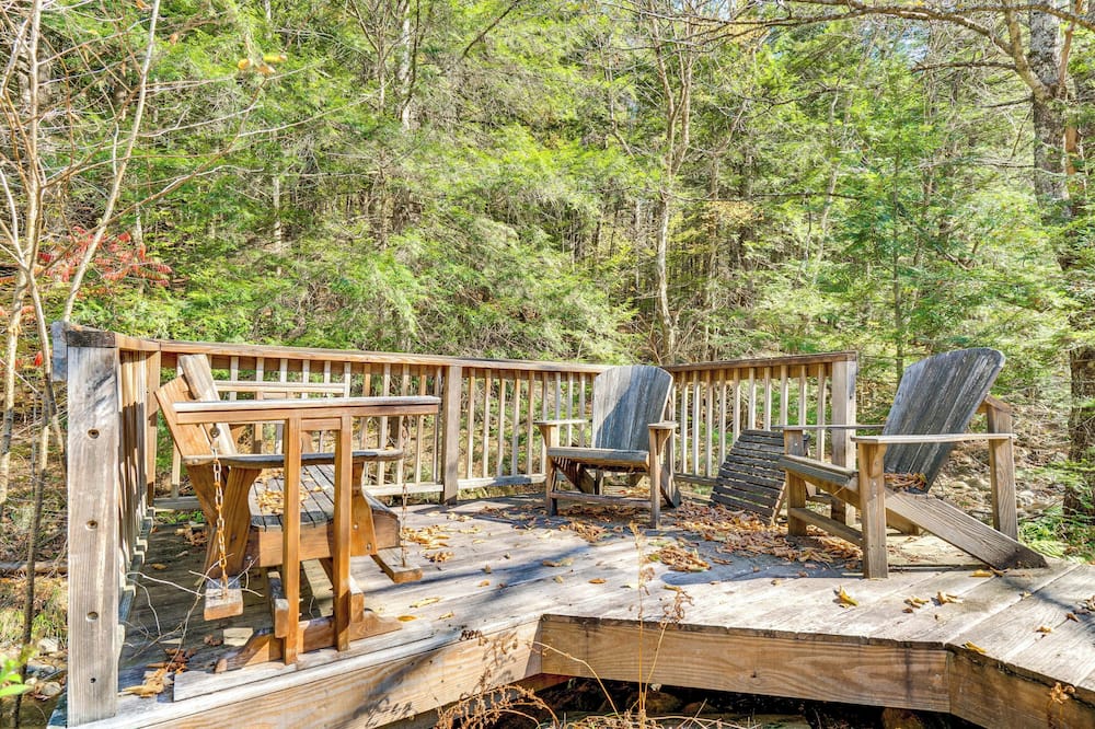 Hike, Ski & Unwind: Cabin w/ Deck in Chester! - Springfield, VT