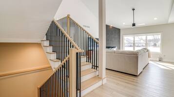 House (5 Bedrooms) | Interior