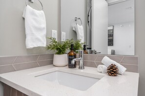 Sèche-cheveux, serviettes fournies, savon, shampoing