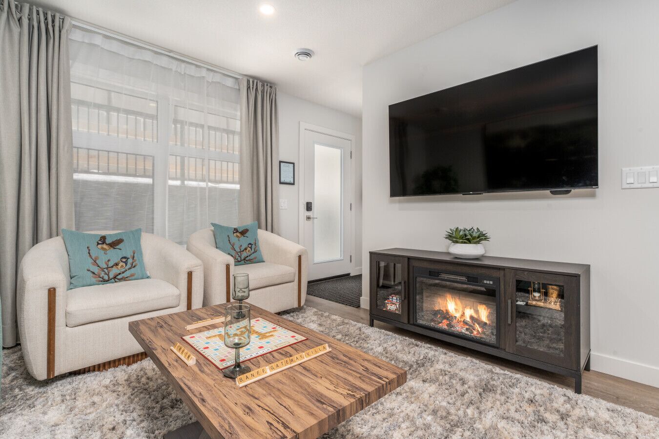 Smart TV, fireplace