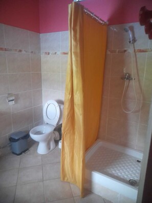 Dusj, håndklær, såpe og toalettpapir