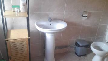 Douche, serviettes fournies, savon, papier de toilette