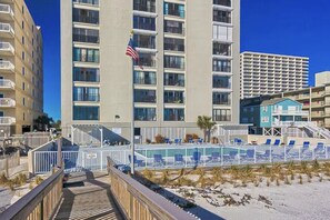 Terrace/patio - Beachfront condo with glass-enclosed sunroom! (Gulf Shores)