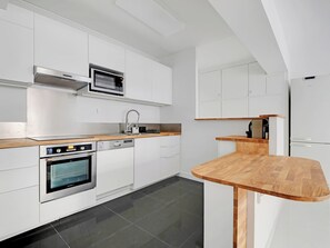 Kühlschrank, Mikrowelle, Ofen, Geschirrspüler