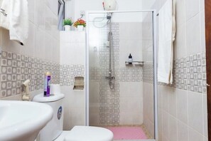 Shower, hair dryer, bidet, towels - Vibrant 3 bedroom in Nyali with Pool, AC, Lift (Mombasa)
