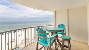 Een balkon met uitzicht op het strand en de oceaan.
