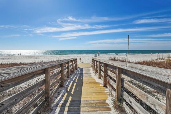 On the beach - 1BR Beachfront condo with pools, hot tub + nearby attractions! (Gulf Shores)