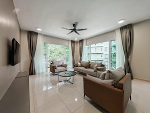 Lägenhet Comfort - balkong - utsikt mot bergen | 3 sovrum, mörkläggningsgardiner, ljudisolering och strykjärn/strykbräda