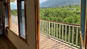 A balcony with a view of a mountainous landscape. - The Nature Crest Manali (Manali)
