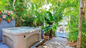 Bain à remous extérieur