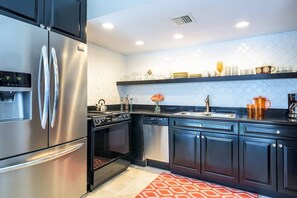 Apartment | Private kitchen | Cookware/dishes/utensils - Singer House on the Water (Fort Lauderdale)