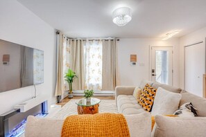 Een televisie en een stereo