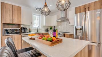 Réfrigérateur, micro-ondes, four, lave-vaisselle