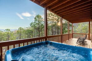 Outdoor spa tub - Smoky Overlook (Sevierville)