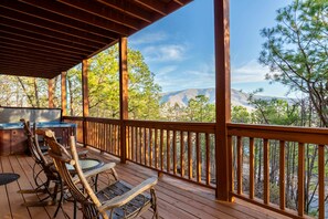 Signature-mökki, useita sänkyjä, keittiö, vuoristonäköala | Parveke