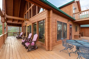 Signature Cabin, Multiple Beds, Kitchen, Mountain View | Balcony - Smoky Overlook (Sevierville)