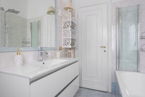 Douche, séchoir à cheveux, bidet, serviettes fournies