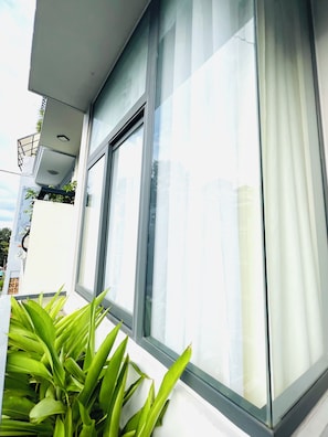 Chambre Deluxe, 1 grand lit, fumeur, vue sur la ville | Vue sur la rue