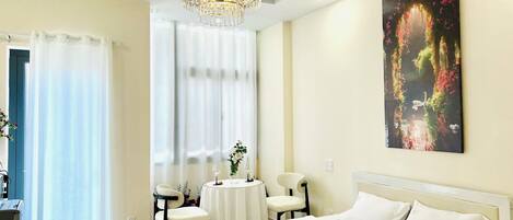 Individuell dekoriert, Schreibtisch, laptopgeeigneter Arbeitsplatz