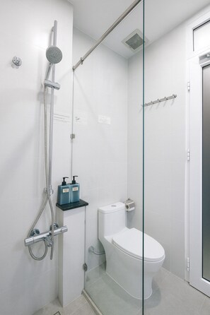 Een douche, een regendouche, gratis toiletartikelen, een haardroger