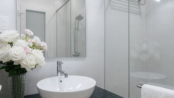 Shower, rainfall showerhead, free toiletries, hair dryer