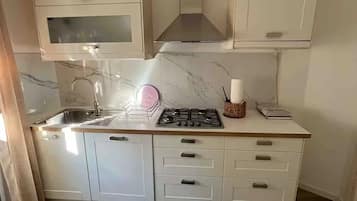 Frigorifero, piano cottura, macchina per tè/caffè