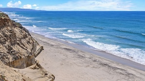On the beach - Sunglow Horizon - Solana Beach Family Condo, Oceanfront Views & Resort Pools (Solana Beach)