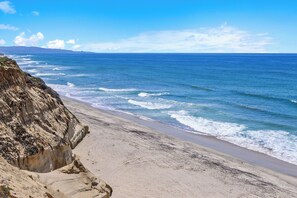 On the beach - Sunglow Horizon - Solana Beach Family Condo, Oceanfront Views & Resort Pools (Solana Beach)