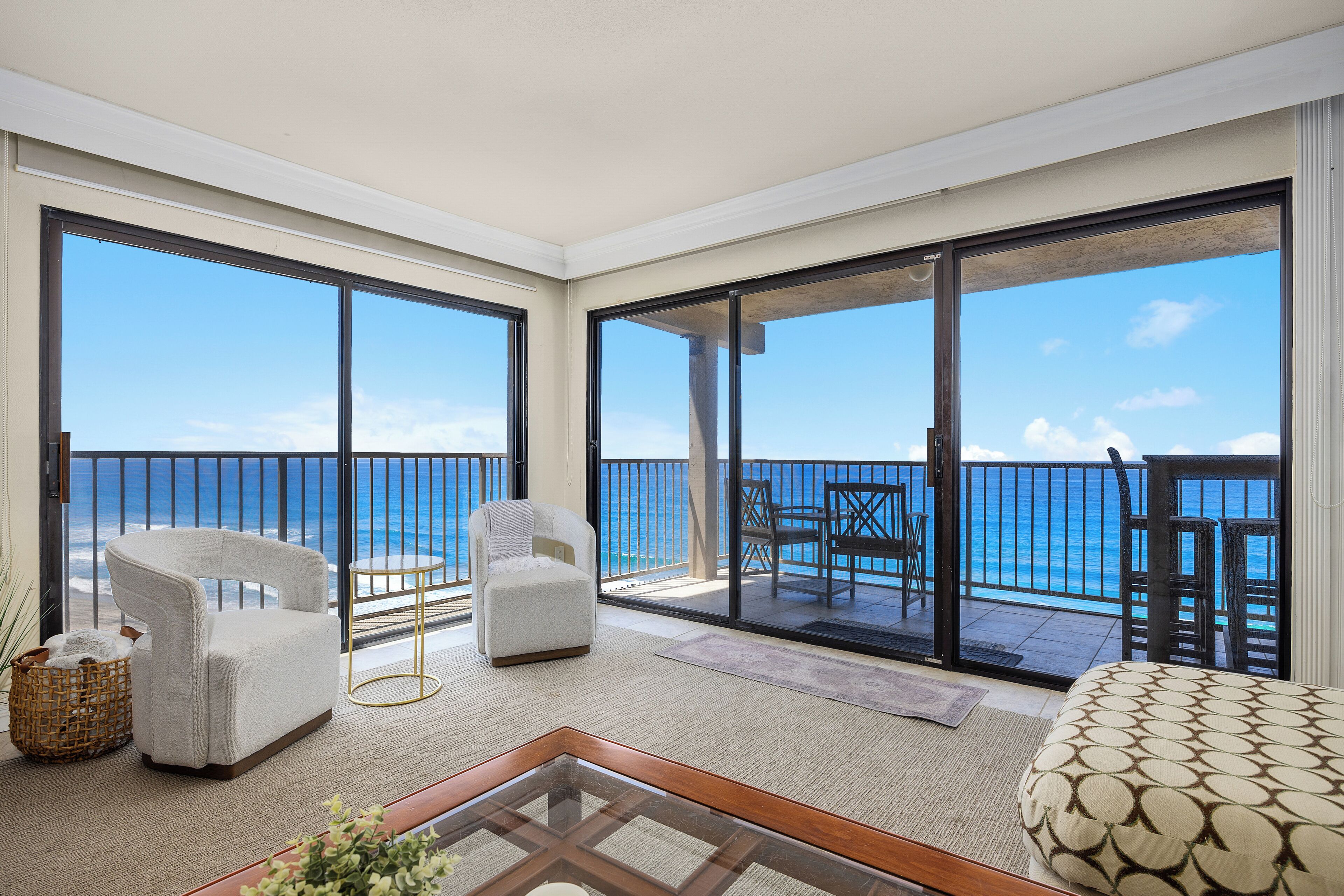 Smart-TV, bøker og stereoanlegg