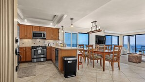 Coffee/tea maker, fridge, microwave, oven - Sunglow Horizon - Solana Beach Family Condo, Oceanfront Views & Resort Pools (Solana Beach)