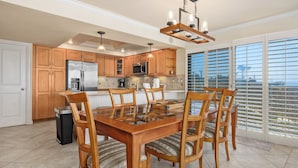 Dining - Sunglow Horizon - Solana Beach Family Condo, Oceanfront Views & Resort Pools (Solana Beach)