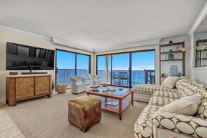 Smart TV, books, stereo - Sunglow Horizon - Solana Beach Family Condo, Oceanfront Views & Resort Pools (Solana Beach)