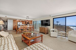 Smart TV, books, stereo - Sunglow Horizon - Solana Beach Family Condo, Oceanfront Views & Resort Pools (Solana Beach)