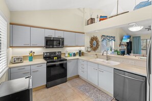 Een koelkast, een microgolfoven, een oven, een kookplaat