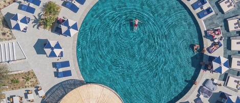 屋外プール、営業時間 8:00 ~ 19:00、プール パラソル、サンラウンジャー