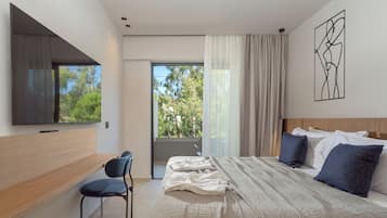 Kamar Double atau Twin Superior, pemandangan kebun | Seprai premium, tempat tidur Select Comfort, brankas, dan meja kerja