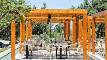 2 restaurants, spécialités Cuisine internationale