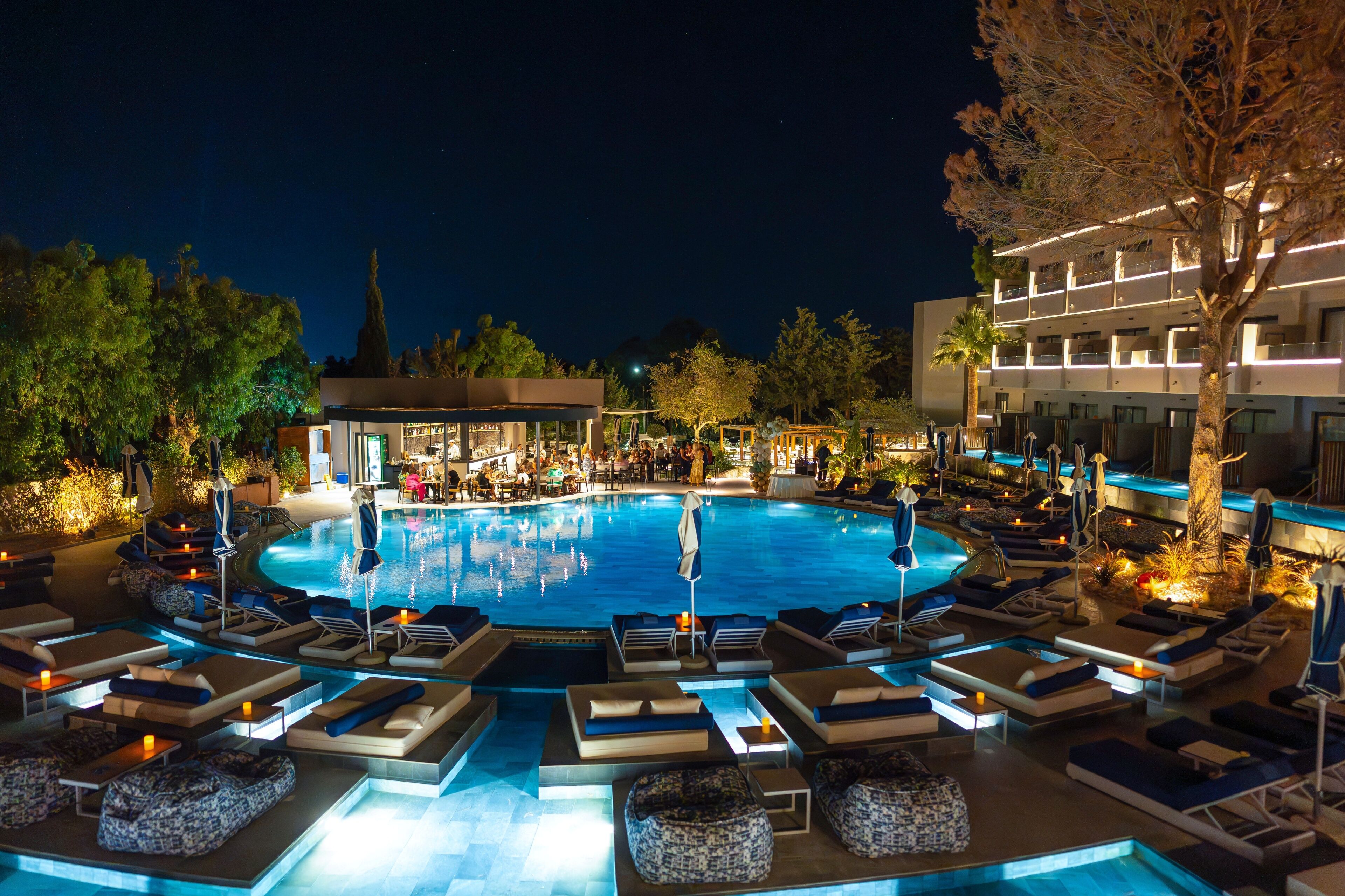 Piscine extérieure, parasols de plage, chaises longues