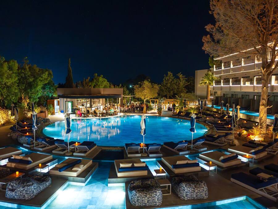 Alberca al aire libre, sombrillas en la alberca y camastros