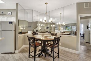 Dining - 52 Ocean Breeze: Free Bikes, Tennis & Pool, Pet Friendly! (Hilton Head Island)