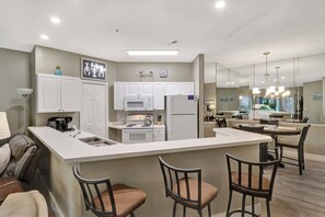 Fridge, microwave, oven, stovetop - 52 Ocean Breeze: Free Bikes, Tennis & Pool, Pet Friendly! (Hilton Head Island)